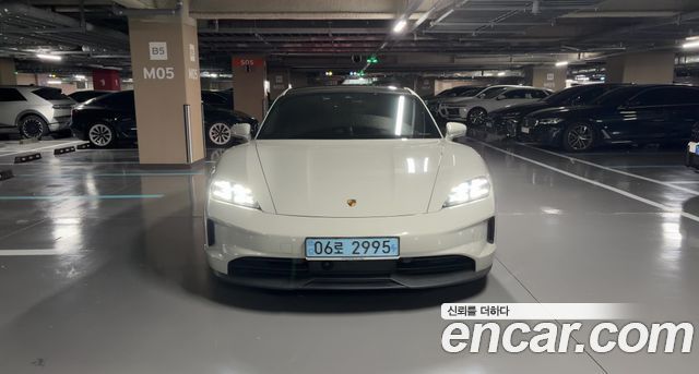 Porsche Taycan 4S — пробег 45 000 км — фото 1 из 5