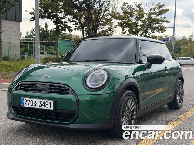 Mini Cooper Essential — пробег 5 228 км — фото 1 из 5