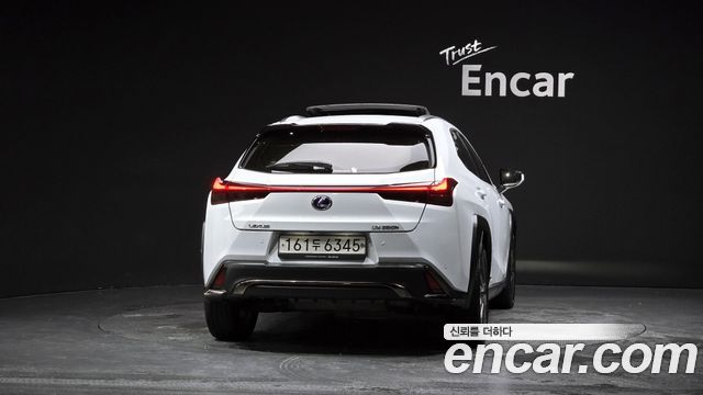 Lexus UX 2.0 F-Sport 2WD — пробег 37 623 км — фото 4 из 5