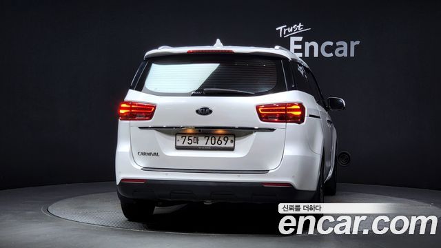 Kia Carnival из Кореи Encar