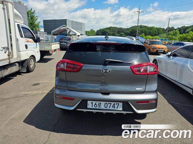 Kia Niro Prestige — пробег 76 650 км — фото 5 из 5