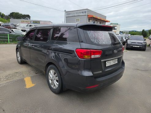 Kia Carnival 11-seater Deluxe — пробег 81 000 км — фото 4 из 5