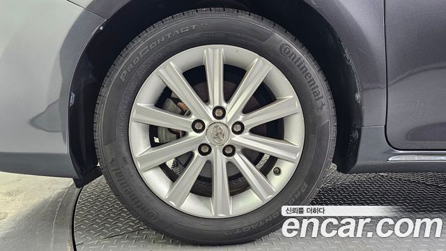 Toyota Camry Hybrid XLE — пробег 81 648 км — фото 5 из 5