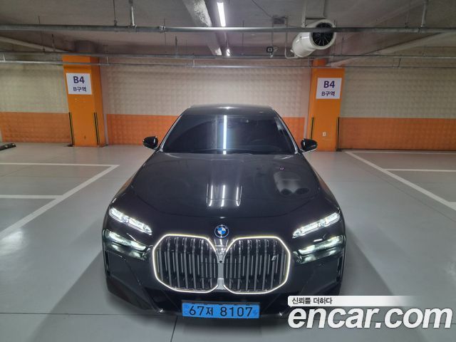 BMW i7 eDrive 50 M Sport — пробег 10 000 км — фото 2 из 5