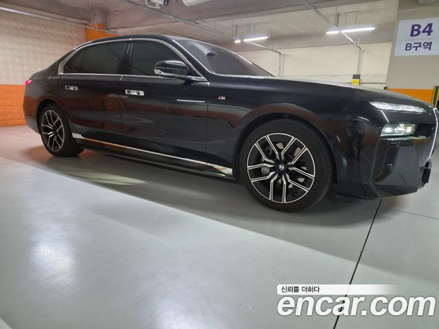 BMW i7 eDrive 50 M Sport — пробег 10 000 км — фото 3 из 5