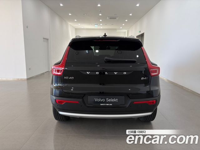 Volvo XC40 B4 Ultra Bright — пробег 9 956 км — фото 4 из 5