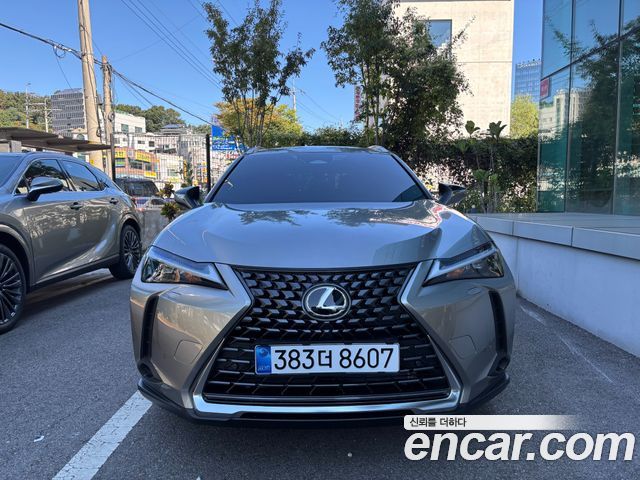 Lexus UX 2.0 2WD — пробег 654 км — фото 1 из 5