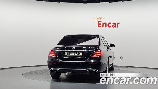 Mercedes-Benz E-Class E220d Avantgarde — пробег 159 550 км — фото 4 из 5