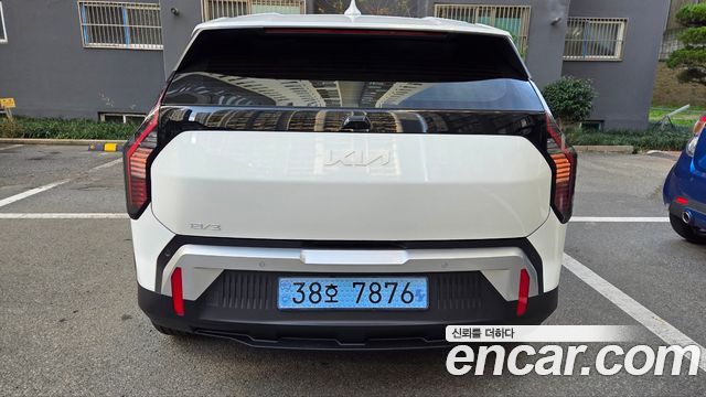Kia EV3 Long Range 2WD AIr — пробег 18 000 км — фото 4 из 5