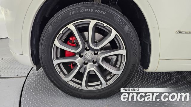 Maserati Levante из Кореи Encar