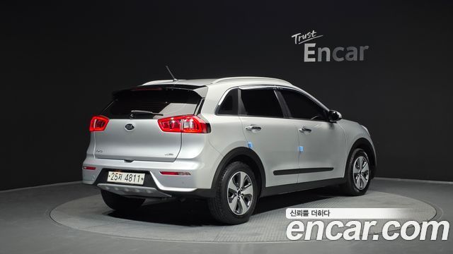 Kia Niro Prestige — пробег 137 964 км — фото 2 из 5