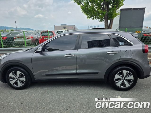 Kia Niro Prestige — пробег 185 000 км — фото 3 из 5