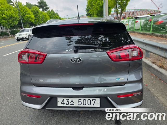 Kia Niro Prestige — пробег 185 000 км — фото 4 из 5