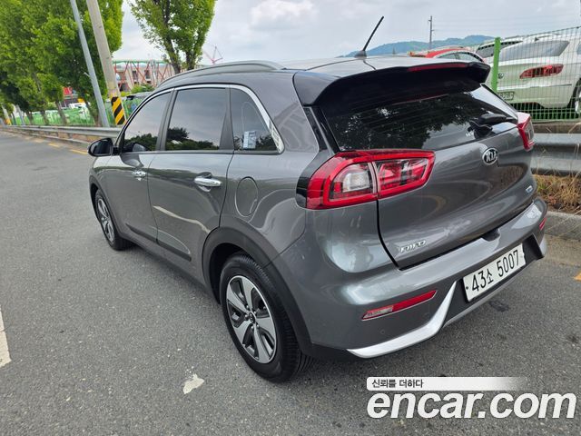 Kia Niro Prestige — пробег 185 000 км — фото 5 из 5