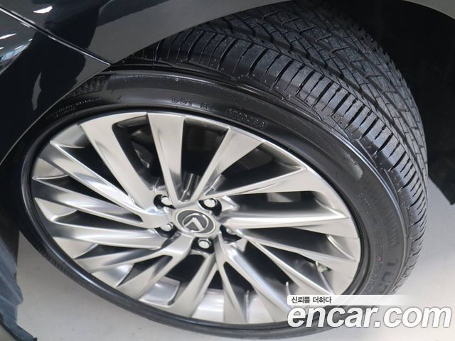 Lexus ES Luxury Plus — пробег 9 080 км — фото 5 из 5