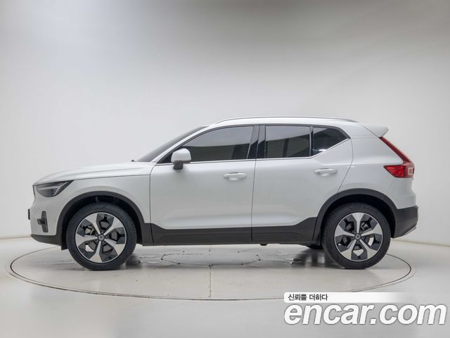 Volvo XC40 B4 Ultra Bright — пробег 14 130 км — фото 3 из 5
