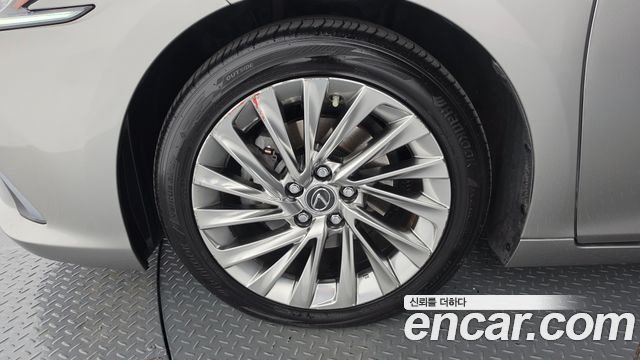 Lexus ES Luxury Plus — пробег 63 450 км — фото 5 из 5