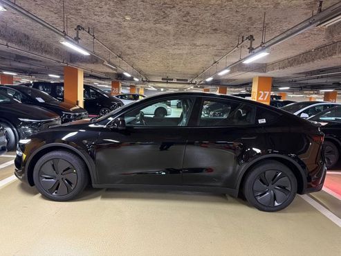 Tesla Model Y Premium RWD — пробег 9 км — фото 3 из 5