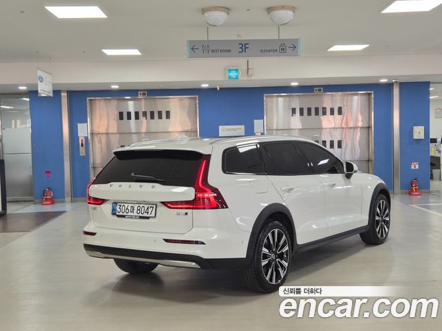 Volvo V60 B5 Ultra AWD — пробег 2 499 км — фото 2 из 5