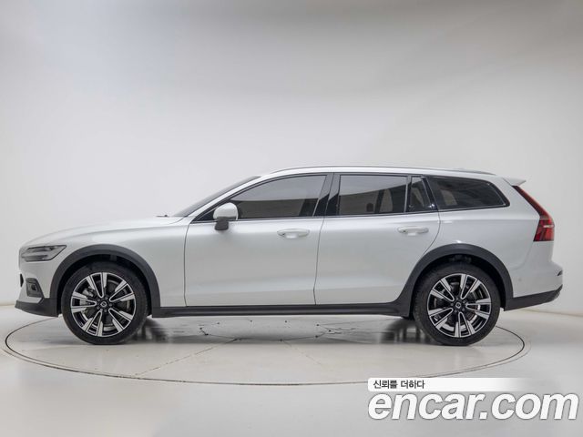 Volvo V60 B5 Ultra AWD — пробег 6 896 км — фото 3 из 5