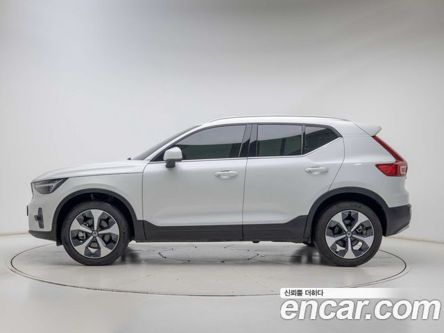Volvo XC40 B4 Ultra Bright — пробег 8 036 км — фото 3 из 5