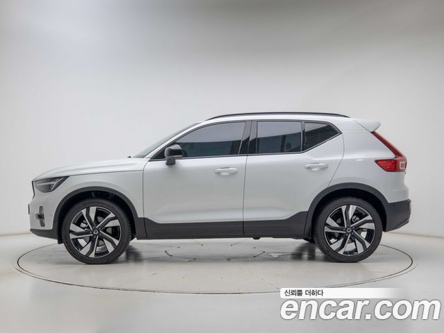 Volvo XC40 B4 Ultra Dark — пробег 2 837 км — фото 3 из 5