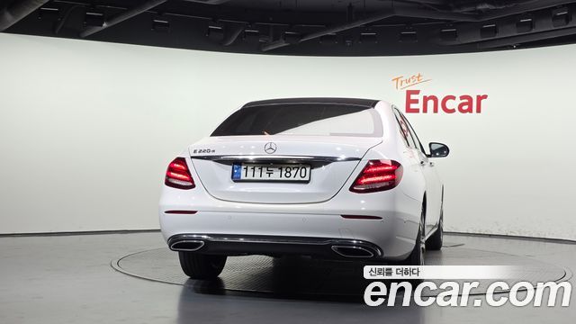 Mercedes-Benz E-Class E220d Avantgarde — пробег 81 288 км — фото 4 из 5