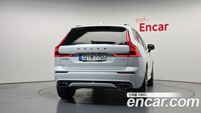 Volvo XC60 T8 R-Design — пробег 55 297 км — фото 4 из 5