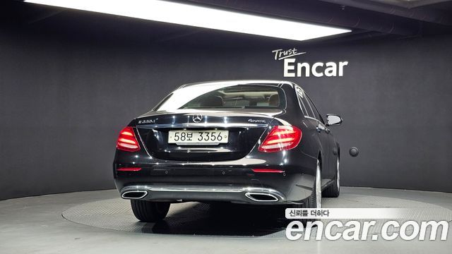 Mercedes-Benz E-Class E220d 4MATIC Avantgarde — пробег 72 054 км — фото 4 из 5