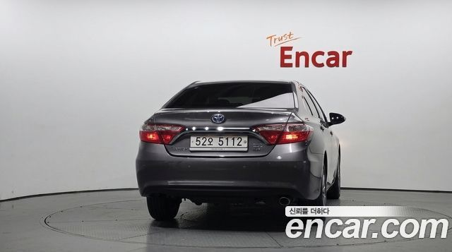 Toyota Camry Hybrid LE — пробег 70 739 км — фото 4 из 5