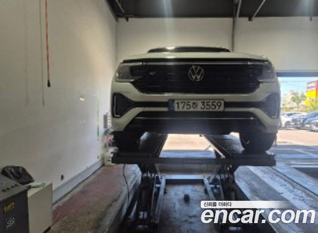 Volkswagen Atlas 2.0 TSI R-LINE 7-Seater — пробег 10 358 км — фото 1 из 2