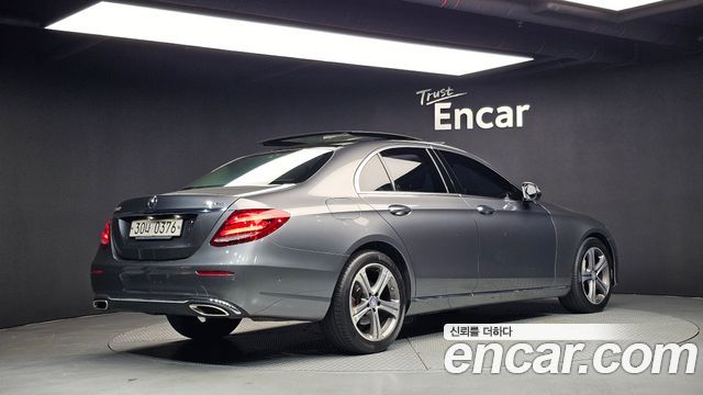 Mercedes-Benz E-Class E300 4MATIC Avnatgarde — пробег 66 647 км — фото 2 из 5