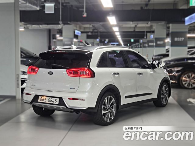 Kia Niro Prestige — пробег 171 737 км — фото 2 из 5