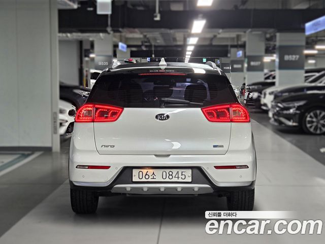 Kia Niro Prestige — пробег 171 737 км — фото 4 из 5