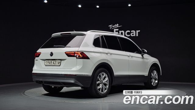 Volkswagen Tiguan 2.0 TDI Premium — пробег 105 973 км — фото 2 из 5