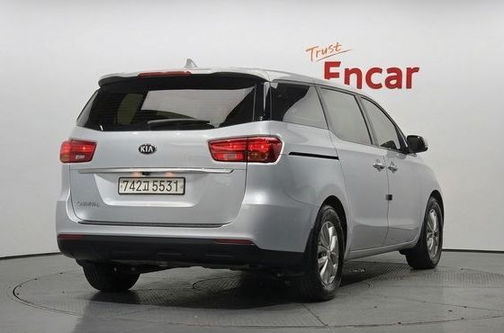 Kia Carnival 11-Seater Deluxe — пробег 86 023 км — фото 2 из 5