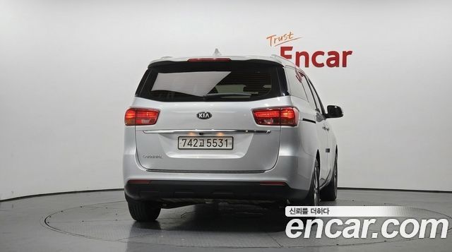 Kia Carnival 11-Seater Deluxe — пробег 86 023 км — фото 4 из 5