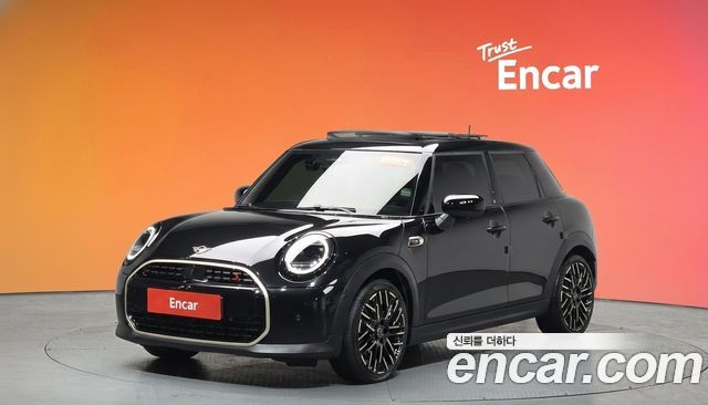 Mini Cooper 5 Door Favoured — пробег 8 899 км — фото 1 из 5