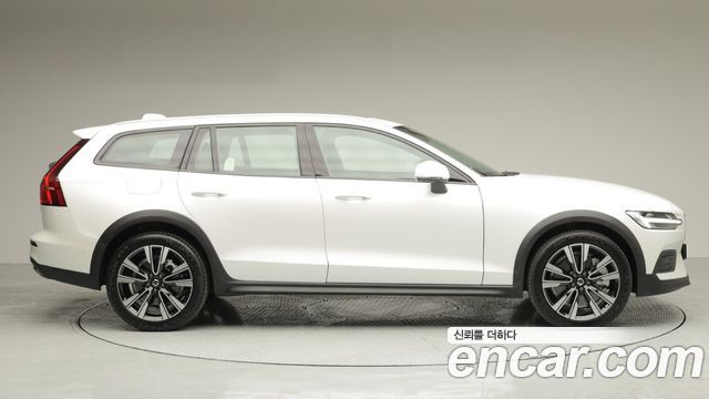 Volvo V60 B5 Ultra AWD — пробег 669 км — фото 2 из 5