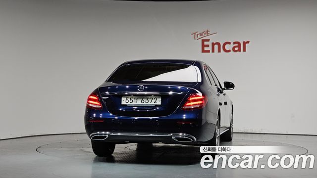 Mercedes-Benz E-Class E220d Avantgarde — пробег 72 059 км — фото 4 из 5