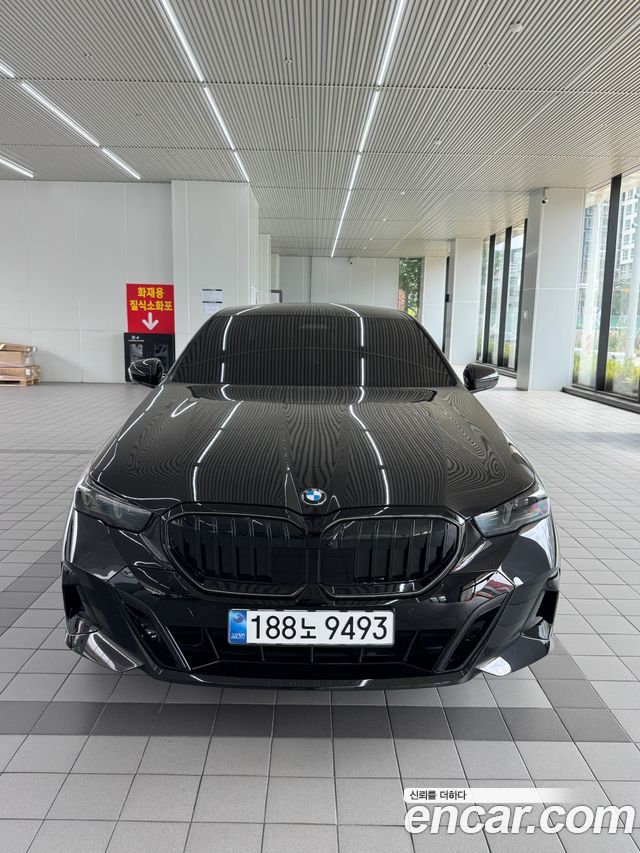 BMW 5-Series 530i xDrive M Sport Pro Special Edition — пробег 8 200 км — фото 1 из 5