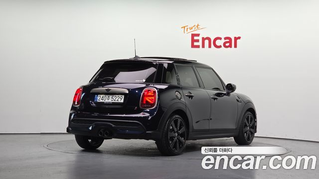 Mini Cooper 5Door Resolute Edition 3rd Gen — пробег 17 650 км — фото 2 из 5