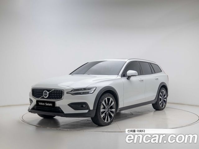 Volvo V60 B5 Ultra AWD — пробег 9 799 км — фото 1 из 5