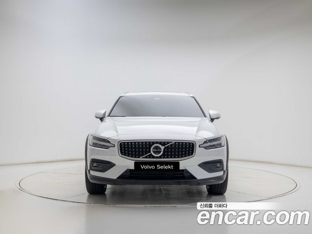 Volvo V60 B5 Ultra AWD — пробег 9 799 км — фото 2 из 5