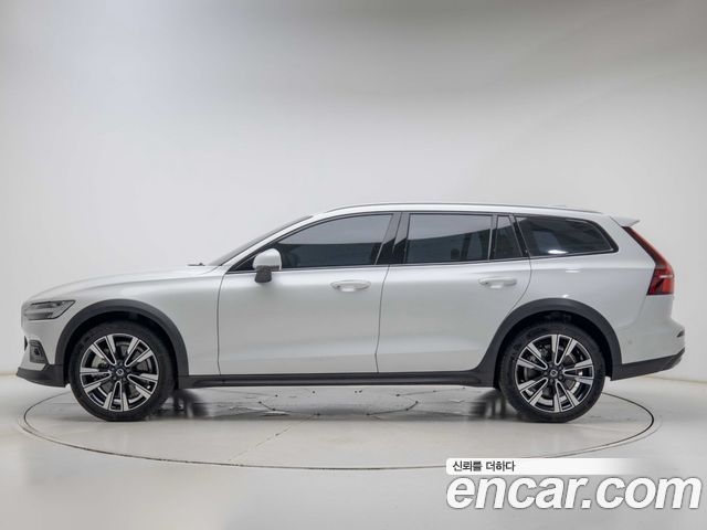 Volvo V60 B5 Ultra AWD — пробег 9 799 км — фото 3 из 5