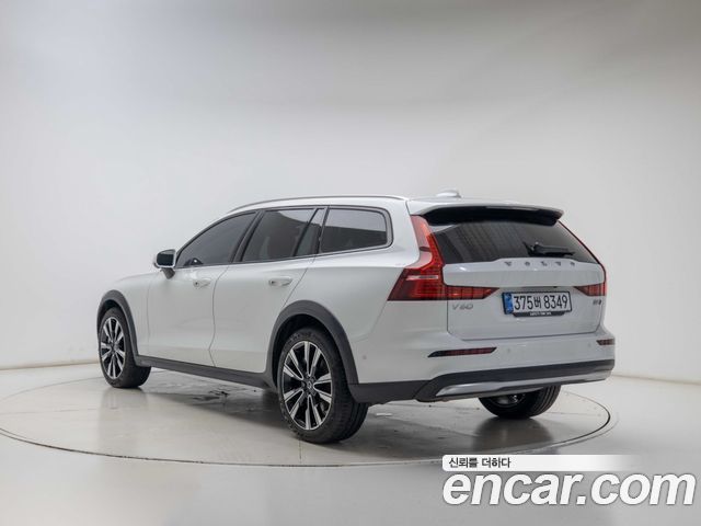 Volvo V60 B5 Ultra AWD — пробег 9 799 км — фото 4 из 5