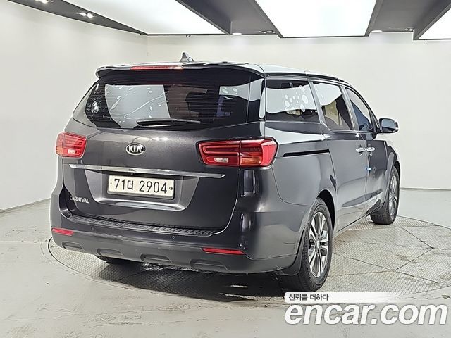 Kia Carnival 11-Seater Deluxe — пробег 195 000 км — фото 4 из 5
