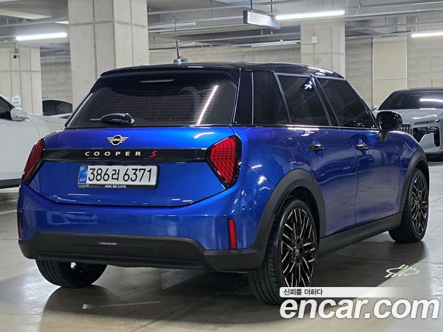 Mini Cooper 5 Door Favoured — пробег 9 860 км — фото 2 из 5