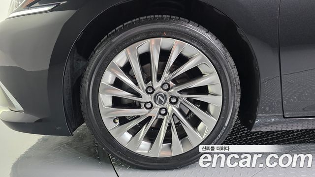 Lexus ES Luxury Plus — пробег 56 370 км — фото 5 из 5