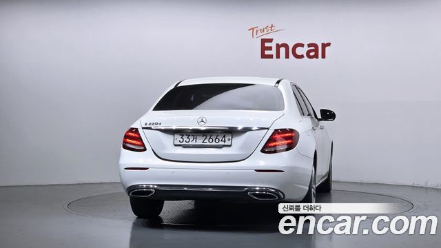 Mercedes-Benz E-Class E220d Avantgarde — пробег 184 345 км — фото 4 из 5